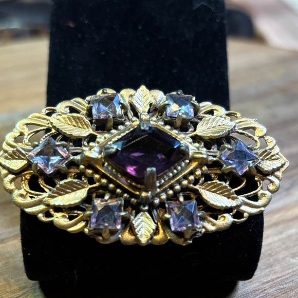 Vintage Jewelry - 1930s–1940s Art Deco style gold-tone filigree brooch/sash pin